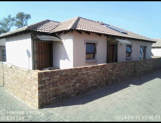 3 BEDROOM TOWNHOUSE FOR SALE IN CHANTELLE